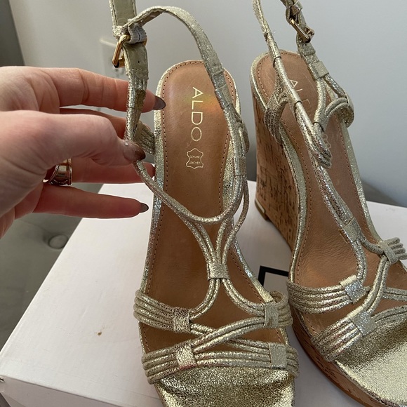 NWOT - gold platform sandals -Aldo size 10 - Picture 3 of 7